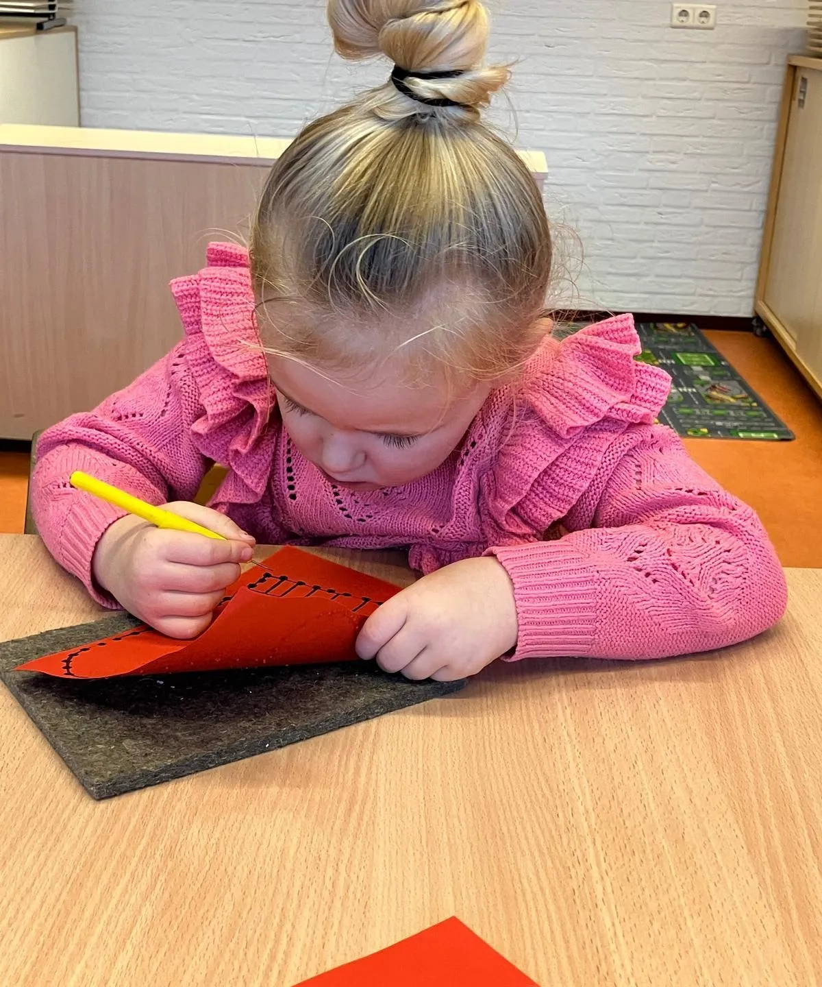 Meisje op de dagbehandeling van Juvent