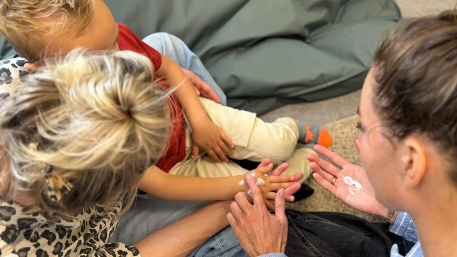 Moeder en zoon bij theraplay